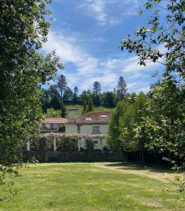 une maison avec une cour d'herbe devant elle dans l'établissement Hotel de Charme Quinta do Pinheiro, à Freamunde