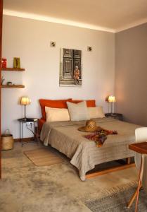a bedroom with a bed and two tables and two lamps at Leben am Atlantik hautnah spüren in Sal Rei
