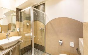 ein Badezimmer mit Waschbecken und Dusche in der Unterkunft Stadt-gut-Hotel Großer Kurfürst in Emden