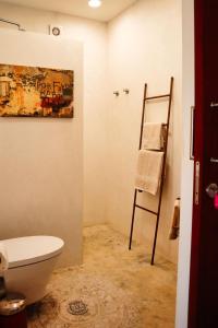 a bathroom with a toilet and a towel rack at Leben am Atlantik hautnah spüren in Sal Rei