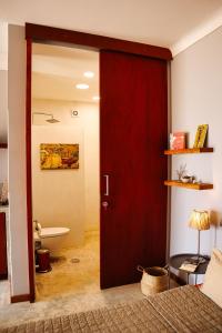 a bathroom with a red door and a toilet at Leben am Atlantik hautnah spüren in Sal Rei