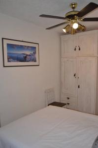 a bedroom with a bed and a ceiling fan at 2Bed 2Bath Vacation home with pool close to beach in Margate