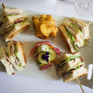 talerz kanapek i frytek na stole w obiekcie The Roundabout Hotel w mieście Pulborough