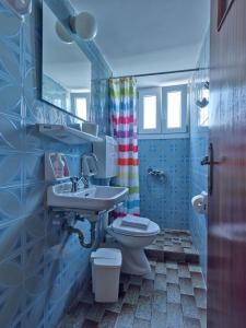 y baño con aseo y lavamanos. en Pension Paros Anna Spanou, en Parikia