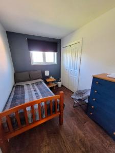 Maison St-Raymond Duplex في ماتاني: غرفة نوم بسرير وجدار ازرق