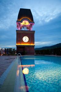 uma torre do relógio ao lado de uma piscina em Grand Victoria Hotel em Taipei