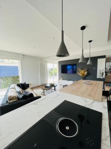 ein Wohnzimmer mit einem Sofa und einem Tisch in der Unterkunft Amazing Apartment 10min Palais des festivals in Cannes in Cannes