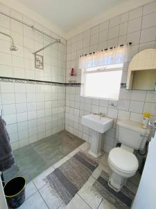 Bathroom sa The Valley, tranquil 3 bedroom home with pool