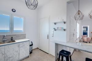 una cucina bianca con un lavello e un bancone di Captain View a Ano Syros