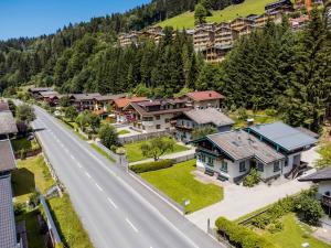 an aerial view of a house with a road at Chalet 3 Musketiers in Viehhofen