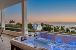 una vasca idromassaggio con vista sull'oceano di Captain View a Ano Syros