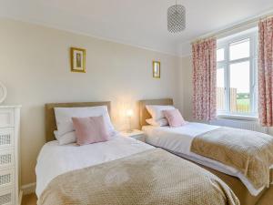 two beds sitting next to each other in a bedroom at Henrys Retreat in Ingoldsby