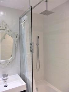 y baño con ducha y lavamanos. en THE KNIGHTWOOD OAK a Luxury King Size En-Suite Space - LYMINGTON NEW FOREST with Totally Private Entrance - Key Box entry - Free Parking & Private Outdoor Seating Area - Town ,Shops , Pubs & Solent Way Walking Distance & Complimentary Breakfast Items, en Lymington