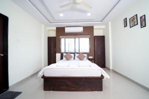 Hotel Bramha Inn Aundh Wakad Rooms Restaurant Banquet客房内的一张或多张床位