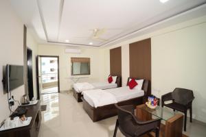 DāpuriHotel Bramha Inn Aundh Wakad Rooms Restaurant Banquet的有两张床和一台电视的酒店房间