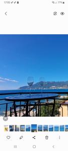 einen Tisch mit zwei Weingläsern darüber in der Unterkunft Terrazza Marconi in Salerno
