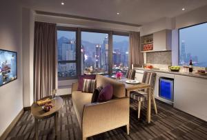 uma cozinha e sala de estar com vista para a cidade em Hotel One Eighteen em Hong Kong
