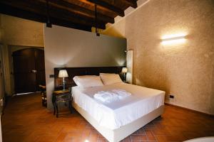 的住宿－Antica Dimora del Tratturo Magno，卧室配有一张白色大床