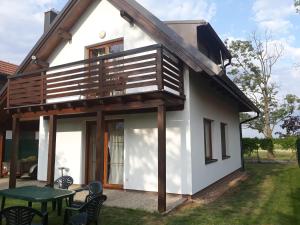 ein Haus mit einer Terrasse und einem Tisch in der Unterkunft Chata Relax Moravec in Moravec