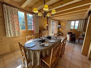 ein großes Esszimmer mit einem Tisch und Stühlen in der Unterkunft PATURAGE Demi chalet 4 chambres in La Clusaz