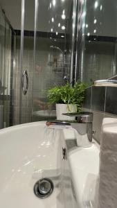 A bathroom at Deluxe Apartments in Porto Rotondo