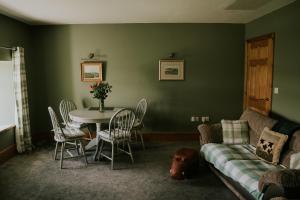 霍特惠斯爾的住宿－White Side Cottage，客厅配有桌椅和沙发