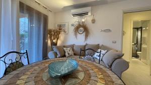 A seating area at Deluxe Apartments in Porto Rotondo