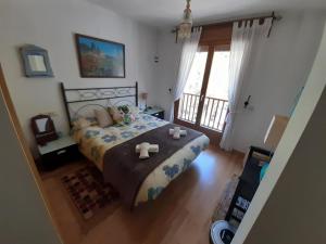 a bedroom with a bed with two teddy bears on it at Apartamento en Pirineos in Bielsa