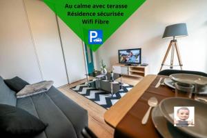 ein Wohnzimmer mit einem Sofa und einem Tisch in der Unterkunft Le petit Park-studio-terrasse- piscine-WIFI FIBRE in Pau