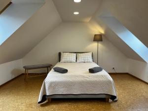 a bedroom with a large bed in the attic at Villa Männituka külalistemaja in Kirikuküla