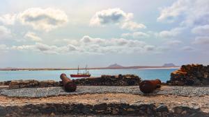 un barco sentado en la orilla de una playa en Leben am Atlantik hautnah spüren, en Sal Rei