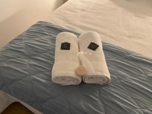 a pair of towels sitting on top of a bed at Casa do Terreiro Boutique apartment in Santar