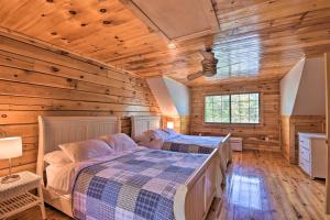 - une chambre avec 2 lits dans une cabane en rondins dans l'établissement Charming Lake Hartwell Retreat with Boat Dock, à Fair Play