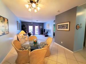 Un comedor y una sala de estar con mesa y sillas. en Welcome to Oasis #21 Your Coastal Retreat in Daytona Beach Shores-Walk To The Beach, en Daytona Beach Shores