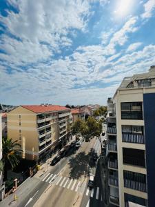 einen Luftblick auf eine Stadtstraße mit Gebäuden in der Unterkunft Amazing Apartment 10min Palais des festivals in Cannes in Cannes