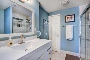 ein Badezimmer mit Waschbecken und Spiegel in der Unterkunft Dock and Kayaks Lakefront Retreat in Sunrise Beach in Sunrise Beach + 24 Fotos