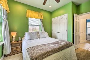 Dormitorio verde con cama y ventana en Welcoming New Orleans Home Near Bourbon St! en Nueva Orleans