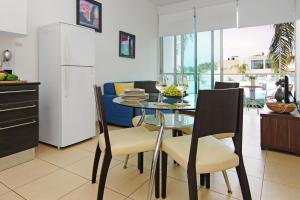 Kuchyň nebo kuchyňský kout v ubytování DIANA - Coralli Beachfront Apartment