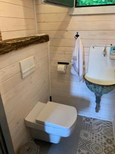 A bathroom at Off mode - Erdei faház a tóparton Még 35 kép