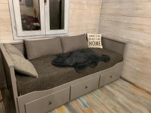 A seating area at Off mode - Erdei faház a tóparton