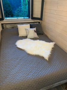 A bed or beds in a room at Off mode - Erdei faház a tóparton