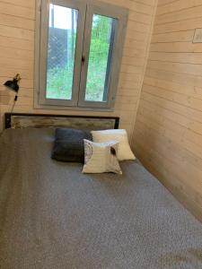 A bed or beds in a room at Off mode - Erdei faház a tóparton