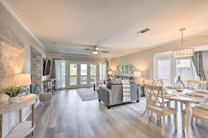 Χώρος καθιστικού στο Hot Tub Access Fantastic Condo in Hot Springs!