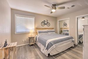 ホット・スプリングスにあるFantastic Hot Springs Condo Hot Tub Access!のベッドルーム1室(ベッド1台付)、壁に自転車を設置しています。