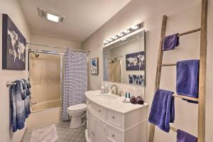 Ένα μπάνιο στο Hot Tub Access Fantastic Condo in Hot Springs! +20 φωτογραφίες