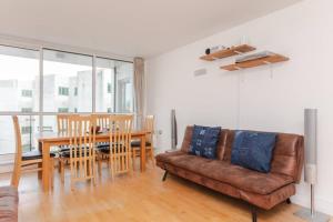 a living room with a couch and a table at Spacious 2 Bedroom Flat on Bermondsey St in London