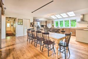 Η κουζίνα ή μικρή κουζίνα στο Deck with Fireplace Pet-Friendly Lake Lure Retreat