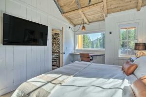 - une chambre avec un lit et une télévision murale dans l'établissement Custom-Built Breckenridge Cabin 8 Mi to Skiing!, à Breckenridge