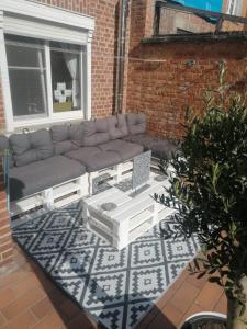 un soggiorno con divano su un patio di La casa di Deborah a Namur