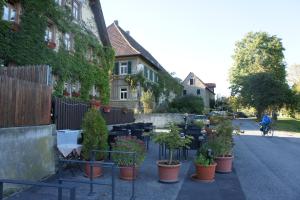 un grupo de macetas al lado de una calle en wunderschöne Ferienwohnung in Winterhausen mit Küche, Bad und Piano, en Winterhausen